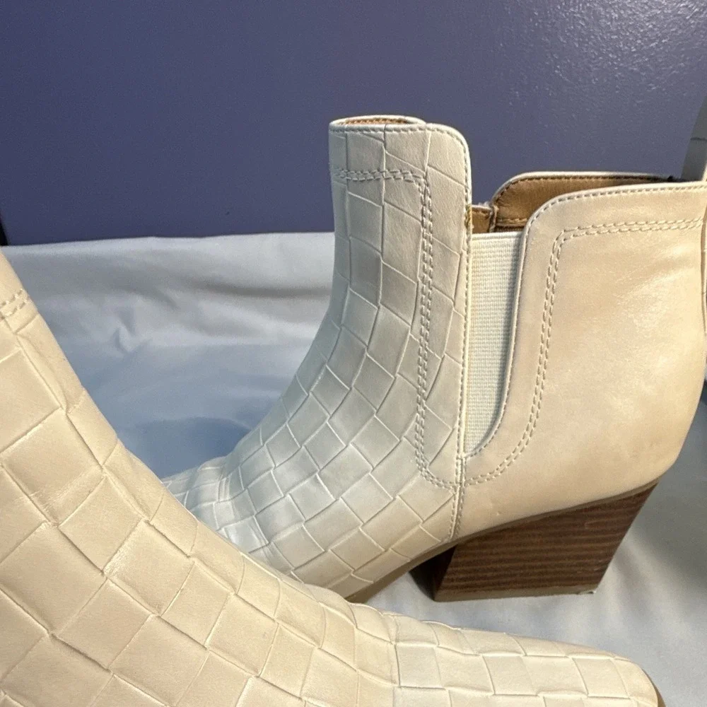 Yellow Box Women's Croc Embossed Pointed Toe Ankle Booties Zip 7.5